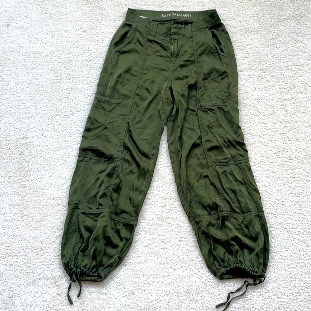 AE HIGH-WAISTED SATIN
BAGGY CARGO JOGGER